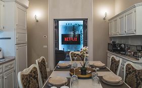 Belvedere Luxury Apartment, View On The Lucca Walls